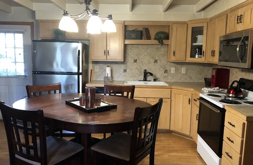 Mount Ida Cottage | Mountain Harbor Forest View Lodge cottage by RedAwning