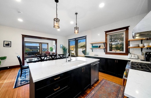 Sandy House | Mountain Manor in Sandy| HotTub |3KingBeds| MtHood