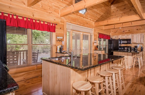 Sevierville Cabin | Mountain Retreat - Theater & Arcade - Hot Tubs