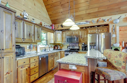 Copperhill Cabin | Mountain-View Appalachian Cabin Escape w/ Hot Tub!