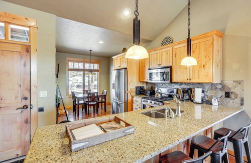 Powell Butte Cabin | Mountain-View Cabin Near Trails in Powell Butte!