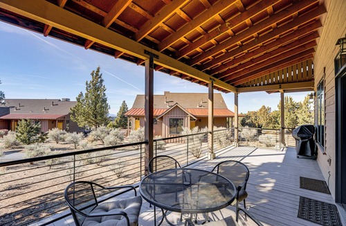 Powell Butte Cabin | Mountain-View Cabin Near Trails in Powell Butte!