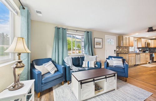Packwood Cabin | Mountain View Cabin - 2-bedroom cabin with game room, downtown Packwood