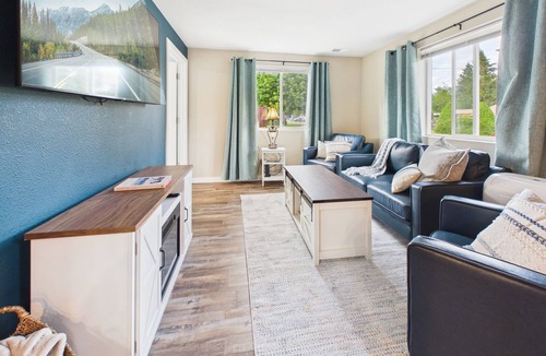 Packwood Cabin | Mountain View Cabin - 2-bedroom cabin with game room, downtown Packwood