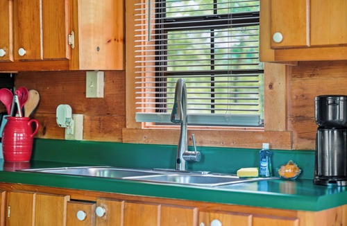 Smoky Mountains Cabin | Mountain View Cabin w/Hot Tub King Bed Near Gatlinburg