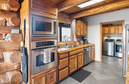 Terrebonne Cabin | Mountain View Cabin Oasis near Smith Rock on Multi-acre Property, Dog-Friendly!