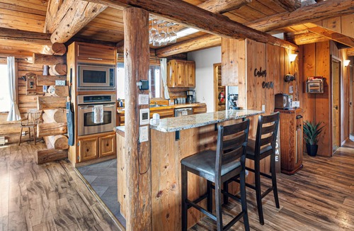 Terrebonne Cabin | Mountain View Cabin Oasis near Smith Rock on Multi-acre Property, Dog-Friendly!