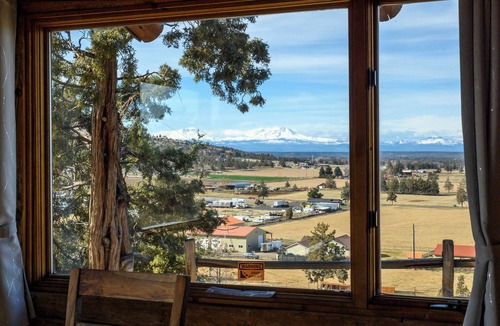 Terrebonne Cabin | Mountain View Cabin Oasis near Smith Rock on Multi-acre Property, Dog-Friendly!
