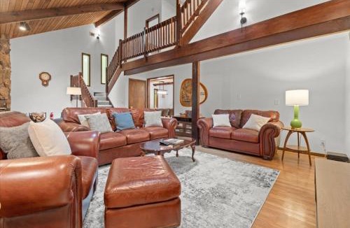 Mount Hood Village Ski Chalet | Mt Hood ChaletHot TubFirepitGame RoomDogs OK