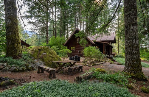 Welches House | Mt Hood Log Cabin! Fresh Remodel with Airstream 1