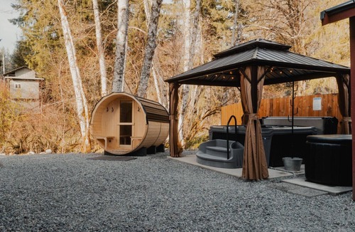 Paradise Estates Cabin | Mt Rainier-Creek-Sauna-Cold Plunge-Hot Tub-Gym-EV