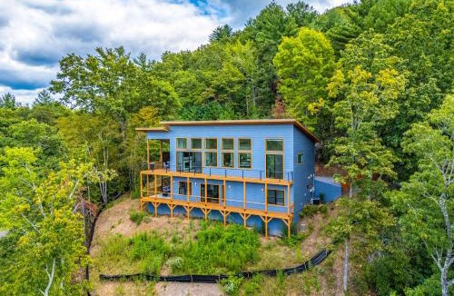Brasstown House | Mtn-View Decks & Fire Pit: Quiet Brasstown Escape