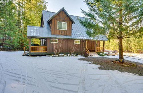 Packwood House | Mtn-View Packwood Cabin w/Deck & Fire Pit
