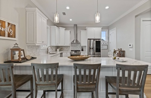 Caribbean Isle House | 🌊 Narrvelous – Sound-View 5BR Home w/Pool, Tennis, Firepit & Walk to Beach