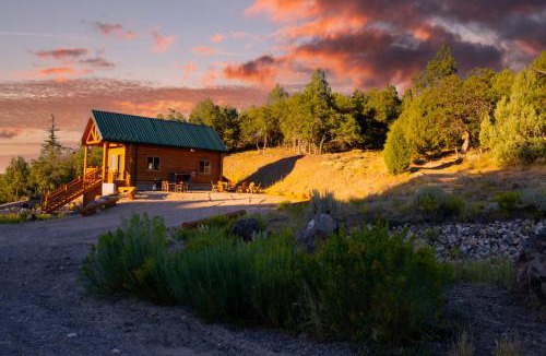 Alton House | National Parks - Cowboy Hot tub and UFO Sightings