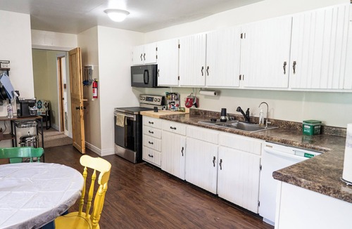 Kendall House | Nature retreat - Dual suite layout each with Cal King. Pet friendly