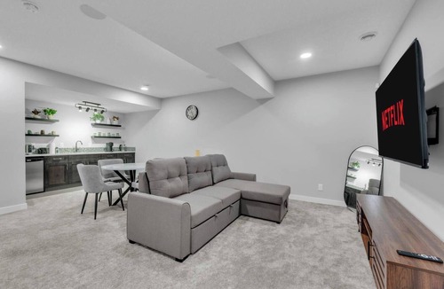 Northwest Calgary House | Near Banff: Spacious 1 Bedroom Suite Private Entry