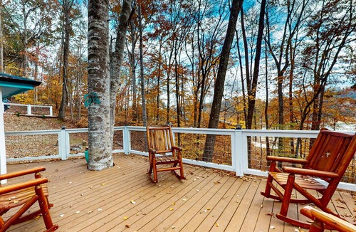 Dandridge Cabin | Near Downtown Dandridge Lakefront Escape・Pet OK!