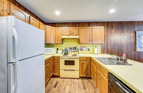 Branch Cabin | Near Manistee National Forest! Retro Cabin Retreat