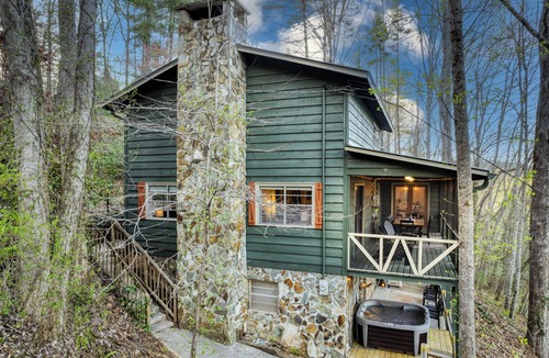 Raccoon Ridge Cabin | Neverland Retreat, River Views, Hot tub & Games