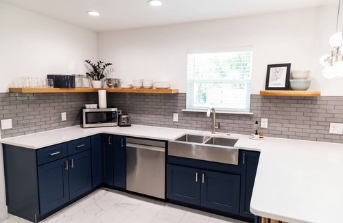East Pensacola Heights House | New and Modern Double En-Suite