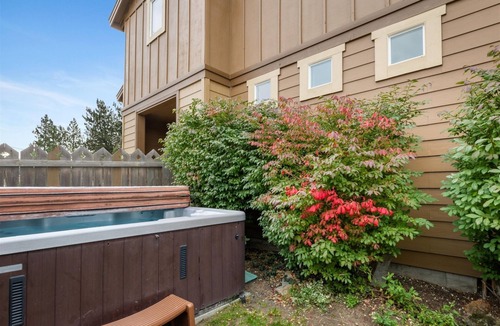 Southern Crossing House | New! Bend River District Stay | Hot Tub | Walk to Dining & Trails