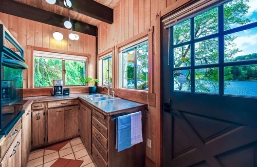 Port Angeles Cabin | NEW-"Blue Haven" Iconic Lakefront 4 Season Retreat