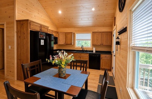 Murphy Cabin | NEW CABIN - The Doe - King Bed - Secure Dog Yard