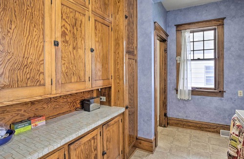 Eau Claire House | NEW! Cozy Eau Claire Home - 1/2 Mi to Carson Park!