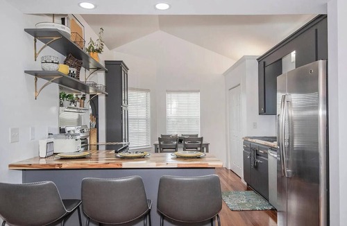 East Hill House | NEW! Elegant White House Near Downtown