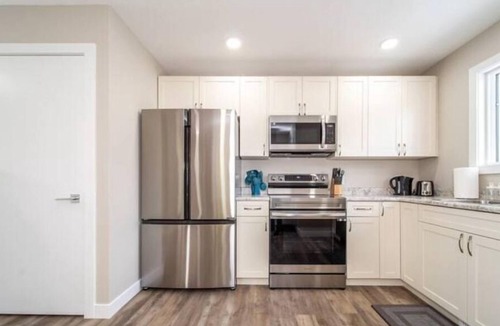 Old Strathcona House | NEW - Euro-Style Suite - Whyte Ave/Clean/A/C/NFLX/Sleeps6