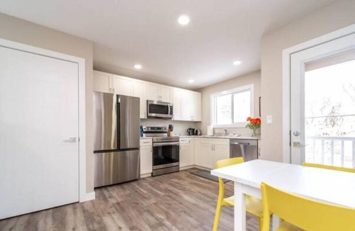 Old Strathcona House | NEW - Euro-Style Suite - Whyte Ave/Clean/A/C/NFLX/Sleeps6