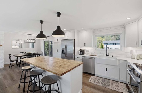 Ellsworth House | NEW! Family Get Away Fireplace Near Columbia River