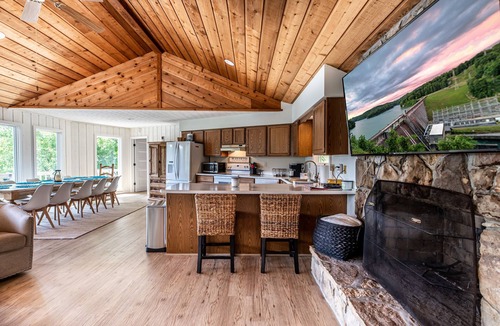 Big Creek House | NEW FIREPIT! BIG CREEK, DOUBLE SLIP DOCK W/SLIDE IN COVE POINTE! AMAZING VIEWS!