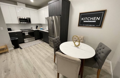 Lincoln Apartment | New Guest Suite 2br/1bth in DT Vancouver - pet friendly