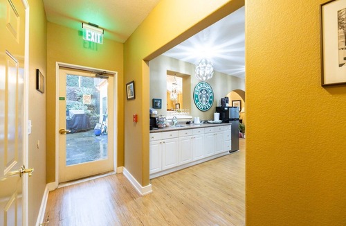 Cathlamet House | NEW! Hotel Cathlamet Room 222 - Main St Queen