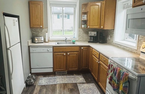 Higgins Lake Cabin | New! King suite, pet friendly - short walk to public beach and playground