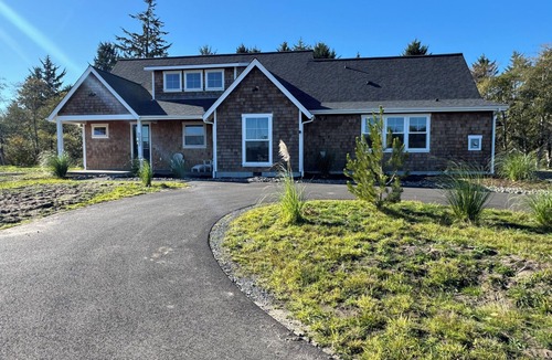 Warrenton House | New Lake Front Home Hot tub Private Dock Full Amenities Walk to beach Bikes
