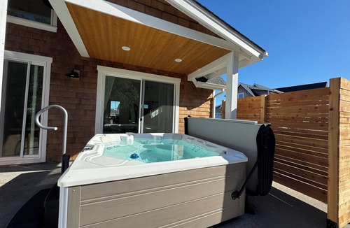 Warrenton House | New Lake Front Home Hot tub Private Dock Full Amenities Walk to beach Bikes