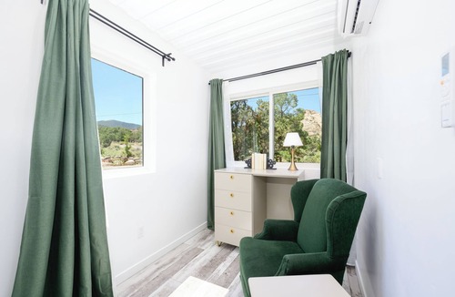 Teasdale Villa | New! Lavish Shipping Container Experience with 3 King Suites & Amazing Views!