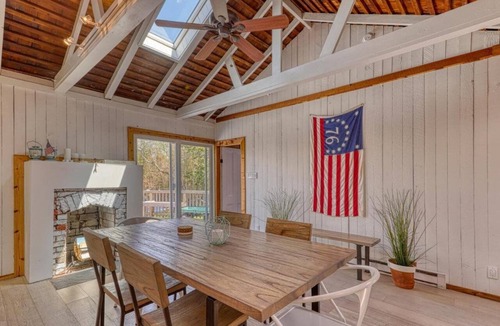 Ocean Beach House | NEW LISTING Beach bungalow with modern comforts, 1 min walk from the beach!