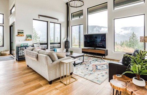 Stevenson House | New listing! Chic and stunning dog-friendly home w/ private hot tub & firepit!