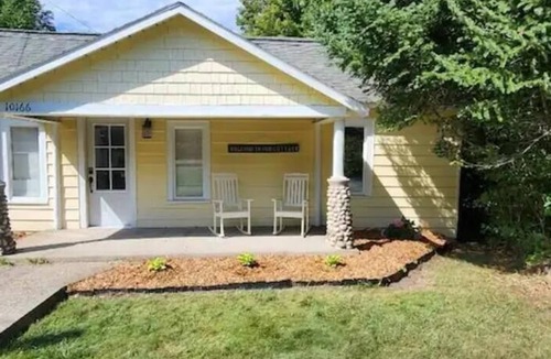 Alden Cottage | New listing! Cozy cottage, walking distance to beautiful Torch Lake and Alden.