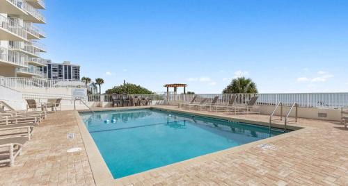 Seawinds Condo Apartment | NEW Listing! Direct Oceanfront 2-2 Private Balcony Heated Pool & Garage Parking
