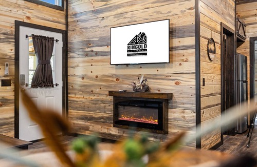 Ringold Cabin | NEW LISTING Tiny cabin, full kitchen, private back deck, fire pit, near lake