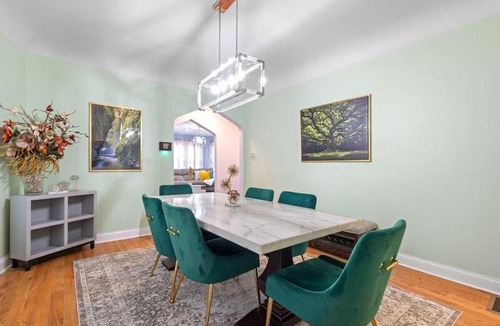 Chicago Apartment | New Luxurious 5BD-2BA Duplex-FREE WINE-2CAR Parking