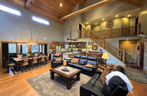 New Lisbon Cabin | NEW! Luxurious Driftwood Lodge | Castle Rock Lake