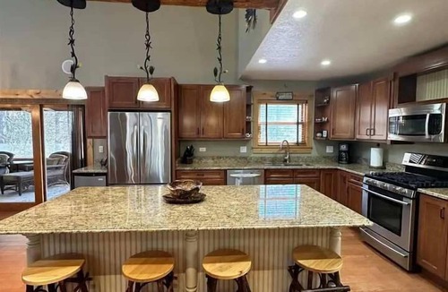 New Lisbon Cabin | NEW! Luxurious Driftwood Lodge | Castle Rock Lake