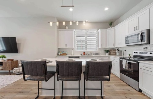 Youngsville Condo | New Luxury Home King Bed Garage