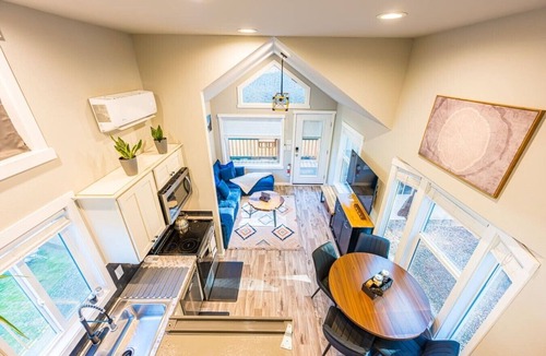 Beaver House | NEW Luxury Tiny Cabin w/Hot tub & Fire pit.